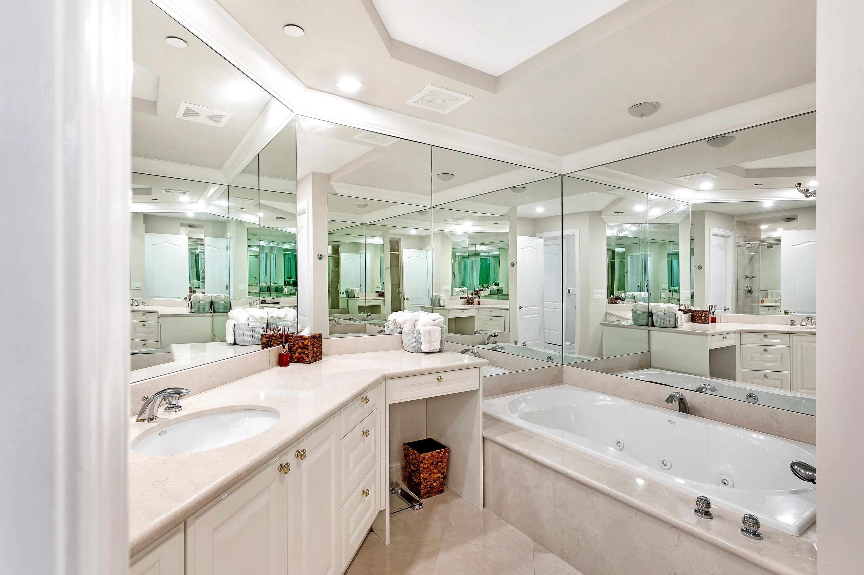 400 South Ocean Boulevard, Unit R17 Boca Raton, FL 33432 - Photo 10 of 32 MASTER BATH 1