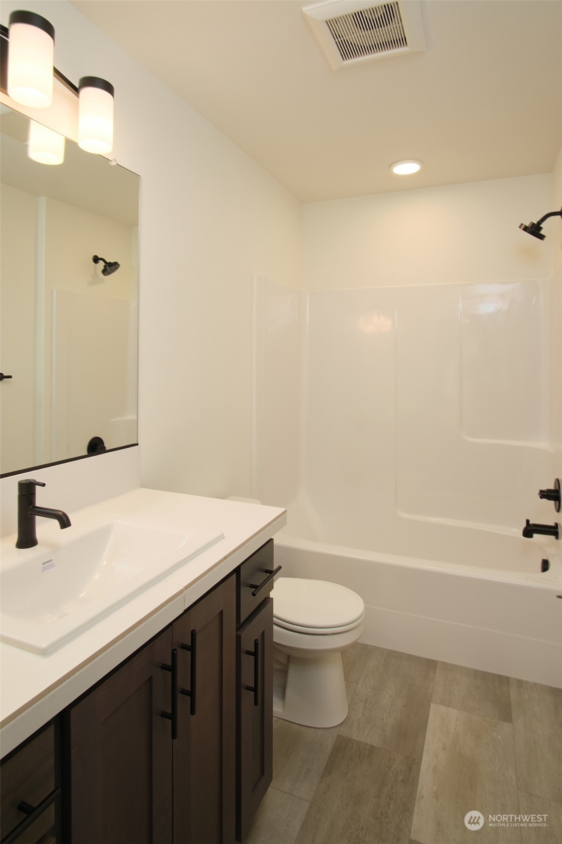 708 Cardinal Avenue Winlock, WA 98596 - Photo 14 of 28 a bathroom with a sink a toilet and a bathtub