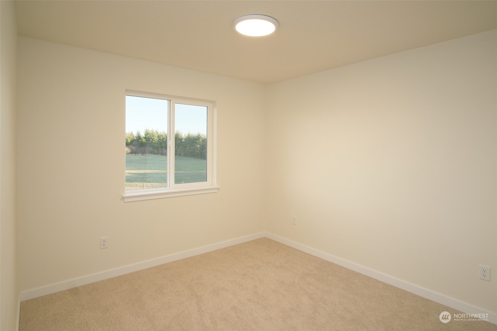 708 Cardinal Avenue Winlock, WA 98596 - Photo 15 of 28 an empty room with a window