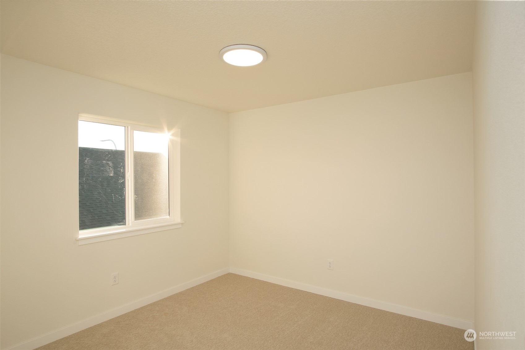 708 Cardinal Avenue Winlock, WA 98596 - Photo 17 of 28 an empty room with a window
