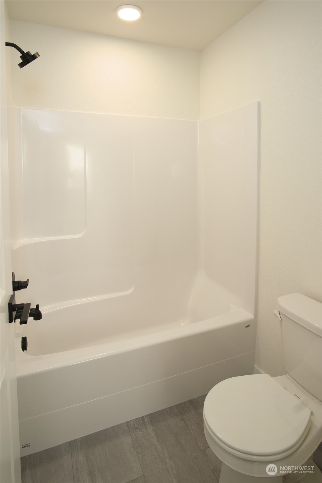 708 Cardinal Avenue Winlock, WA 98596 - Photo 21 of 28 a bathroom with a toilet and a bathtub