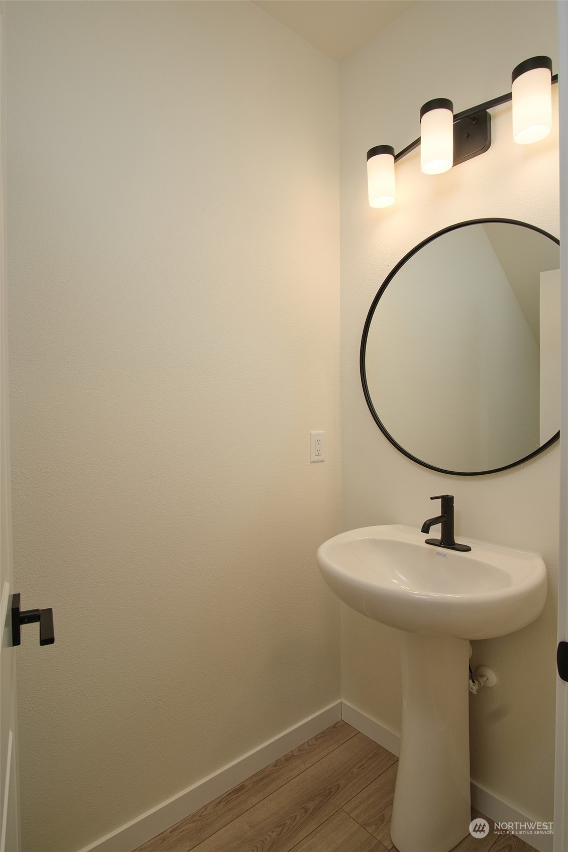 708 Cardinal Avenue Winlock, WA 98596 - Photo 24 of 28 a bathroom with a sink toilet and mirror
