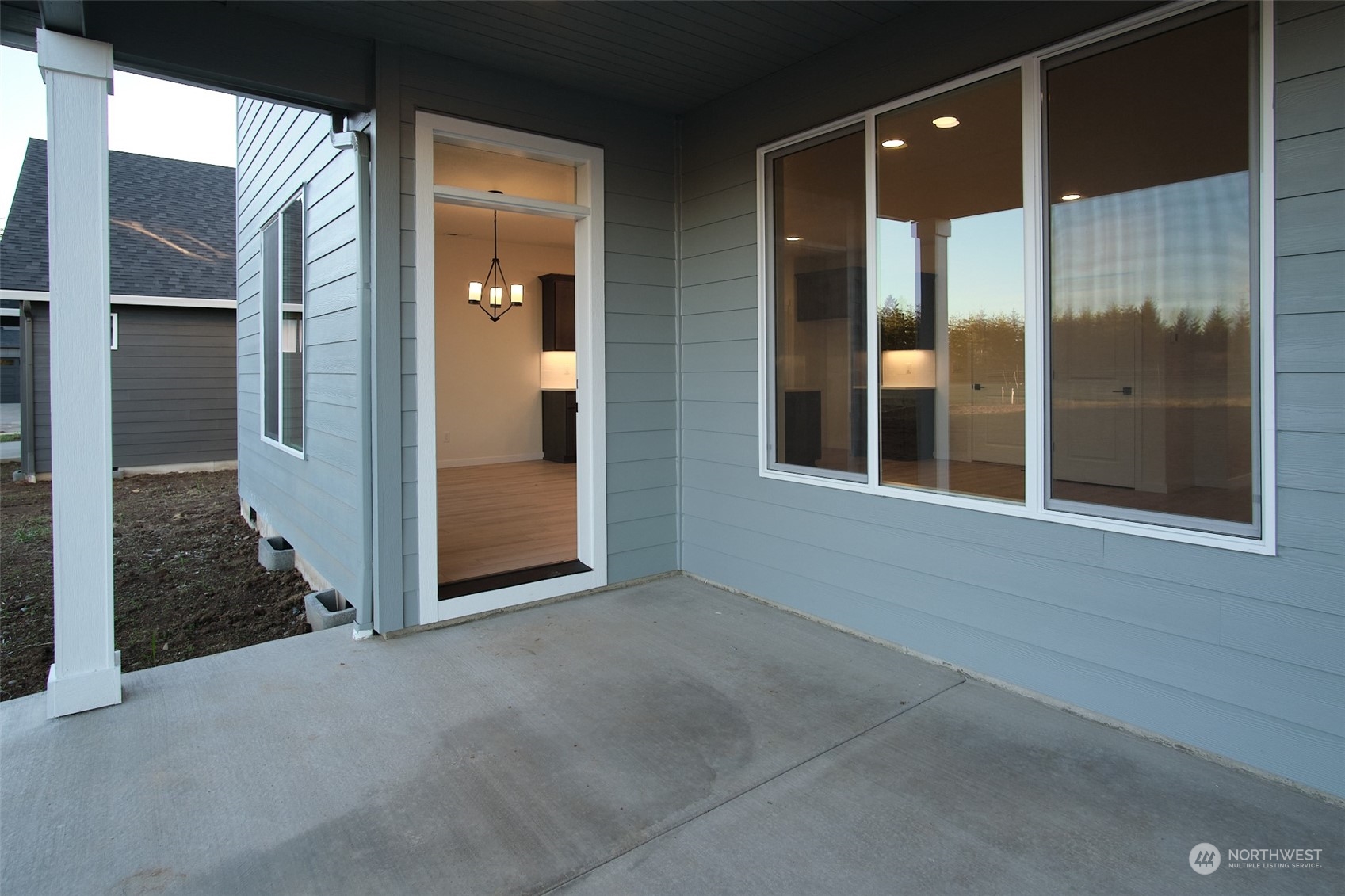 708 Cardinal Avenue Winlock, WA 98596 - Photo 27 of 28 an empty room with windows