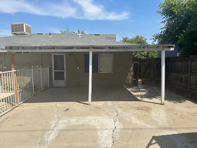 a view of a backyard