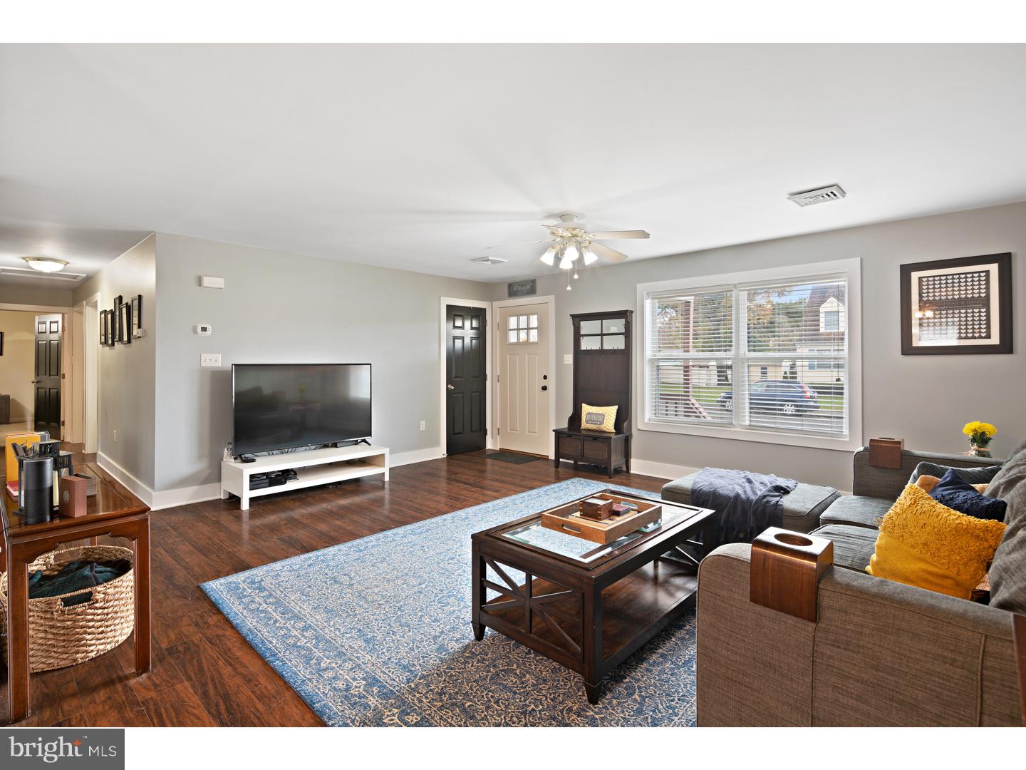 126 Quaker Road Pennsville, NJ 08070 - Photo 6 of 23 Living Room