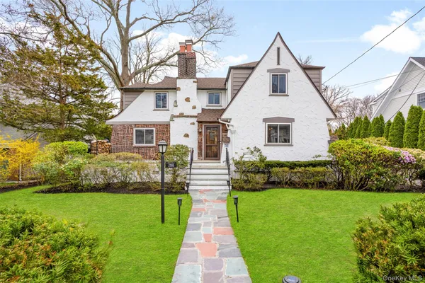 $2,295,000 | 200 Larchmont Avenue, Larchmont, NY 10538