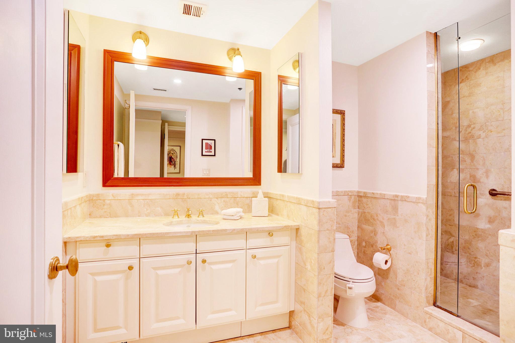 1155 23rd Street Northwest, Unit 2E Washington, DC 20037 - Photo 40 of 43 En-suite bath