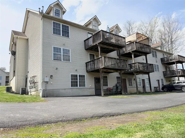 $2,100 | 105 North Montgomery Street, Unit B2 7, Walden, NY 12586