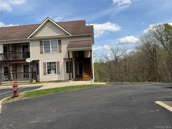 $2,100 | 105 North Montgomery Street, Unit B2 7, Walden, NY 12586