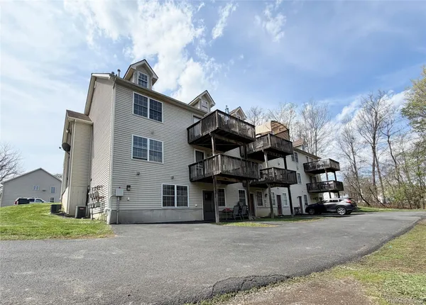 $2,100 | 105 North Montgomery Street, Unit B2 7, Walden, NY 12586