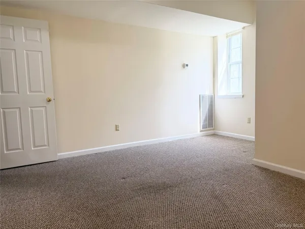 $2,100 | 105 North Montgomery Street, Unit B2 7, Walden, NY 12586