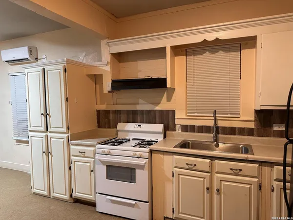 $1,100 | 1319 Leal Street, Unit 1, San Antonio, TX 78207