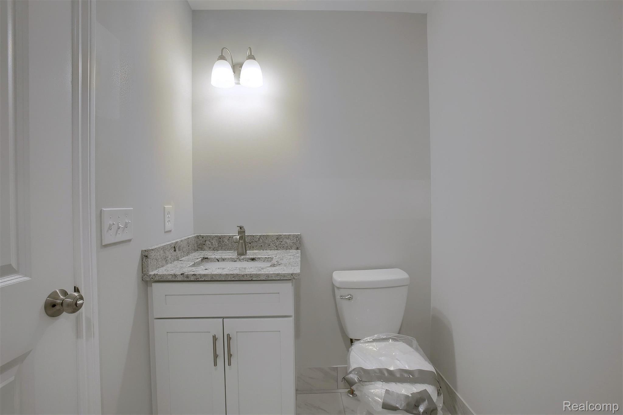 7-Library Bathroom.jpg