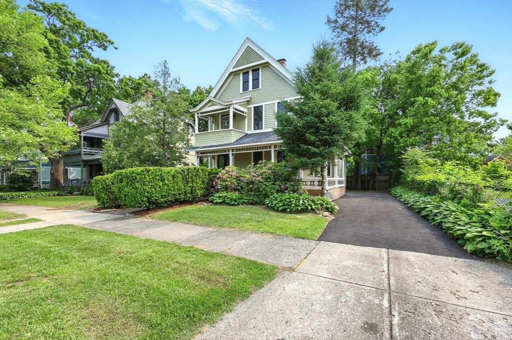 163 Thompson Street Springfield, MA 01109 - Photo 3 of 40 Gallery Image 3