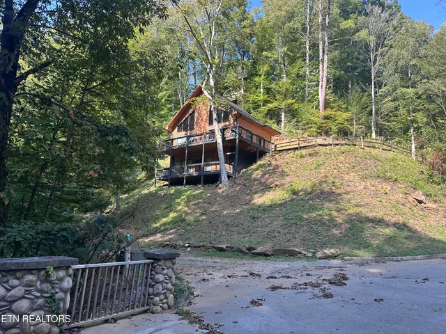 $699,900 | 866 Cabin Creek Way, Sevierville, TN 37862