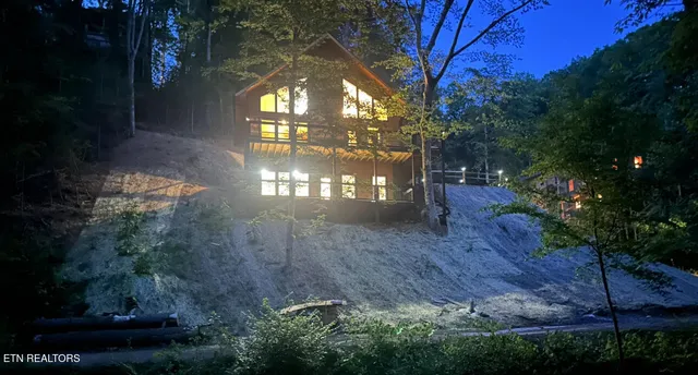 $699,900 | 866 Cabin Creek Way, Sevierville, TN 37862