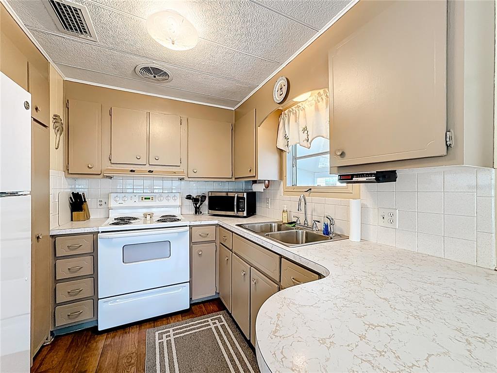 80 Del Rio Drive Palmetto, FL 34221 - Photo 14 of 30