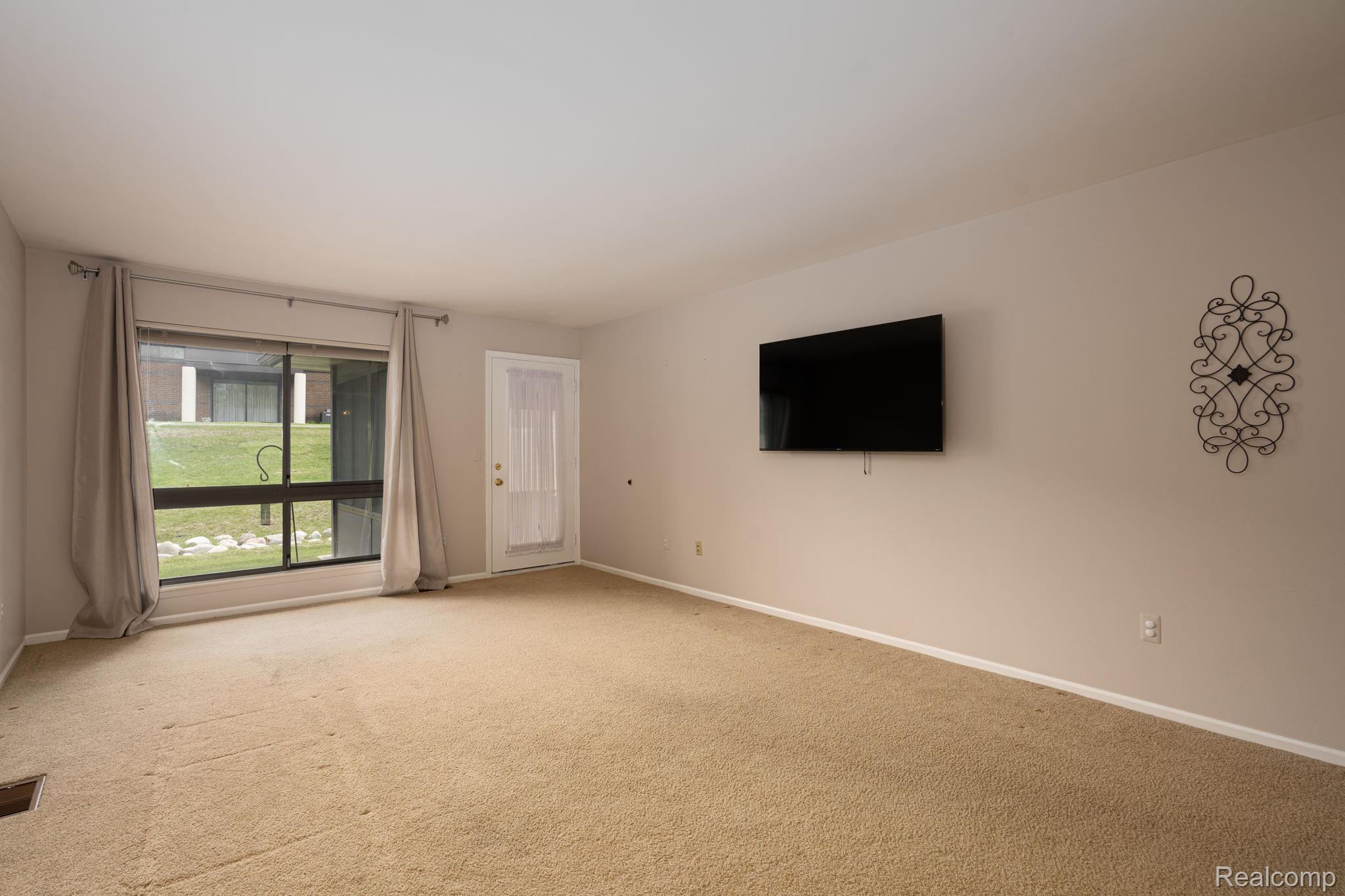 936 Wexford Way Rochester, MI 48307 - Photo 22 of 35 24-web-or-mls-interiors 19.jpg