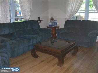 907 Glenroy Road Philadelphia, PA 19128 - Photo 2 of 7 Living Room