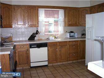 907 Glenroy Road Philadelphia, PA 19128 - Photo 3 of 7 Kitchen
