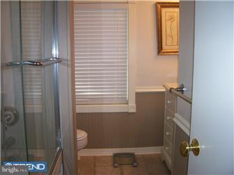 907 Glenroy Road Philadelphia, PA 19128 - Photo 6 of 7 Bathroom