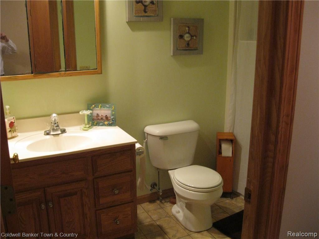 9024 North Robb Road Fowlerville, MI 48836 - Photo 13 of 21 Second Bathroom