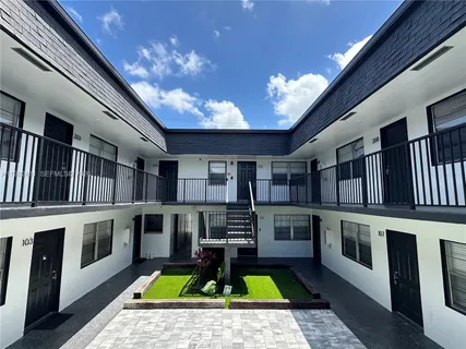 $1,995 | 2910 Pierce Street, Unit 101, Hollywood, FL 33020