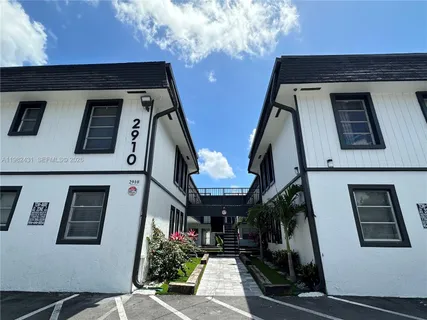 $1,995 | 2910 Pierce Street, Unit 101, Hollywood, FL 33020