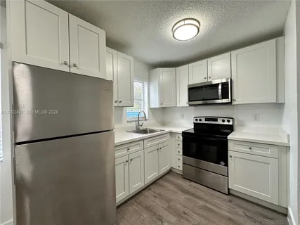 $1,995 | 2910 Pierce Street, Unit 101, Hollywood, FL 33020