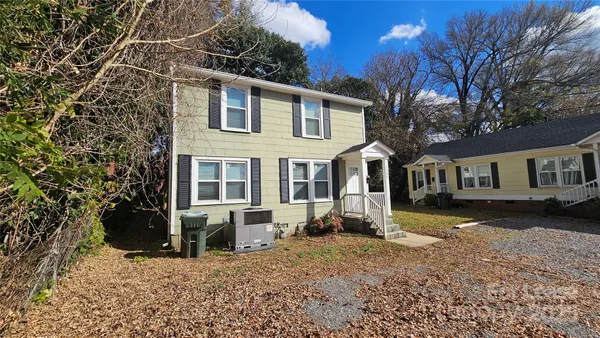 a view of a yard in front of a house