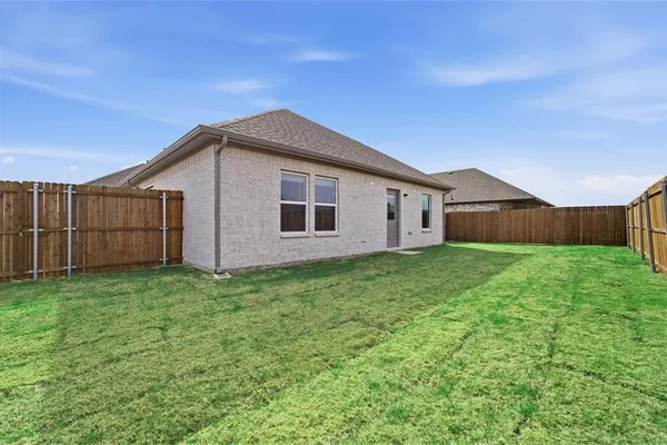 a view of a house with backyard