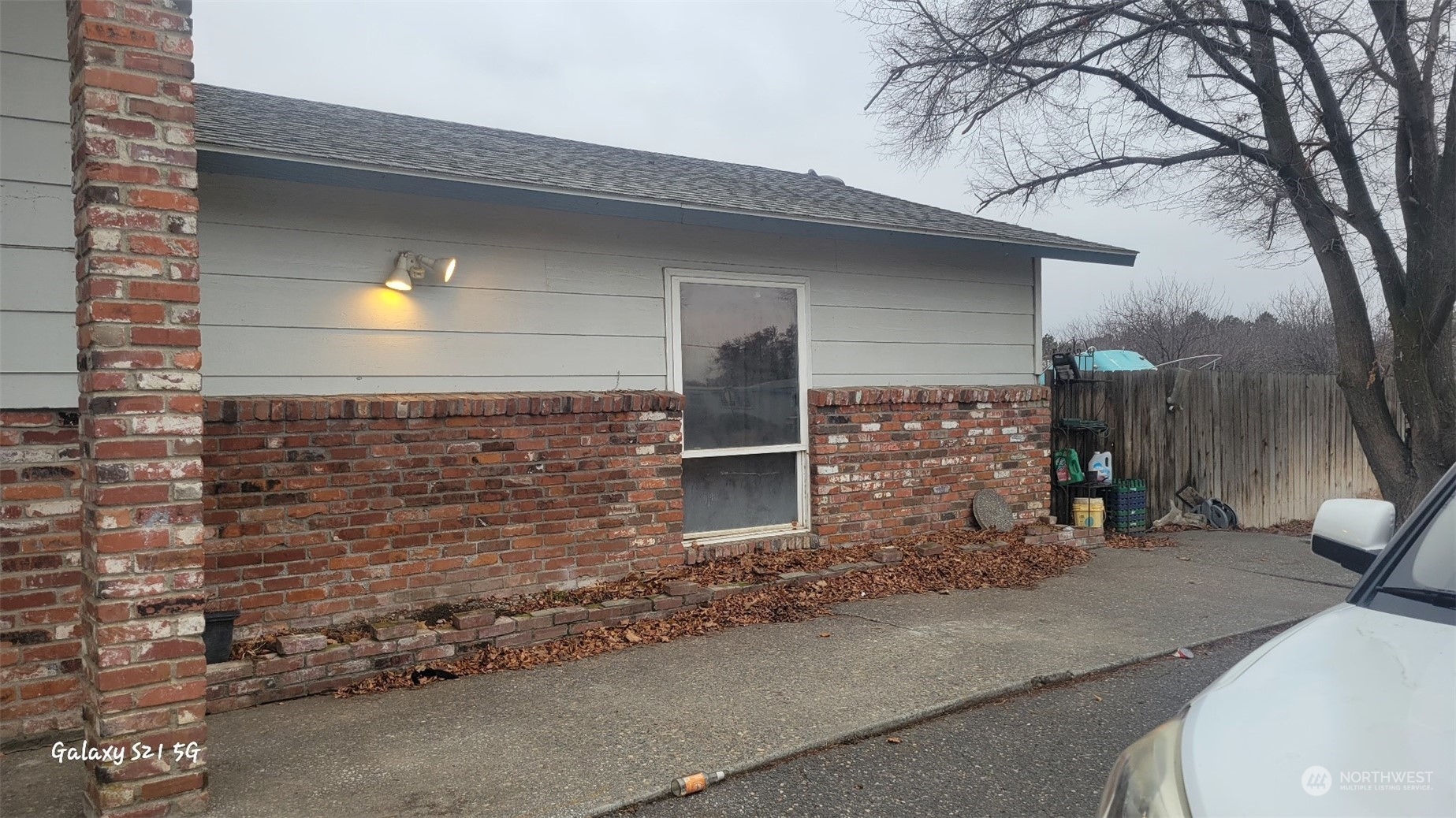 207105 East Finley Road Kennewick, WA 99337 - Photo 2 of 15 a front view of a house with parking area