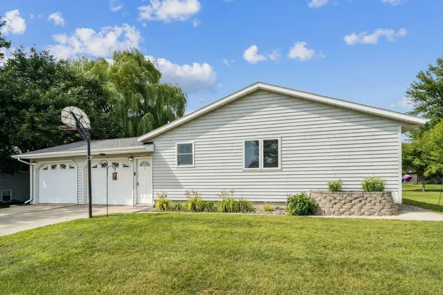 $172,500 | 620 Ranchwood Drive, Bird Island, MN 55310
