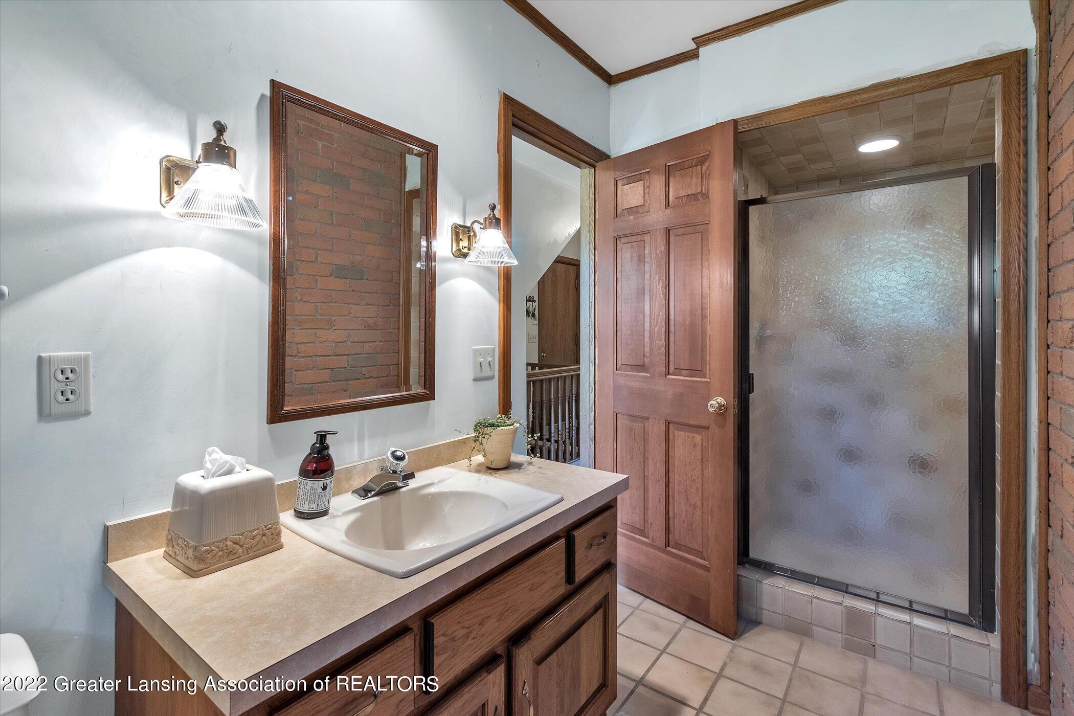 1433 Dennison Road East Lansing, MI 48823 - Photo 19 of 53 Main fl full bath