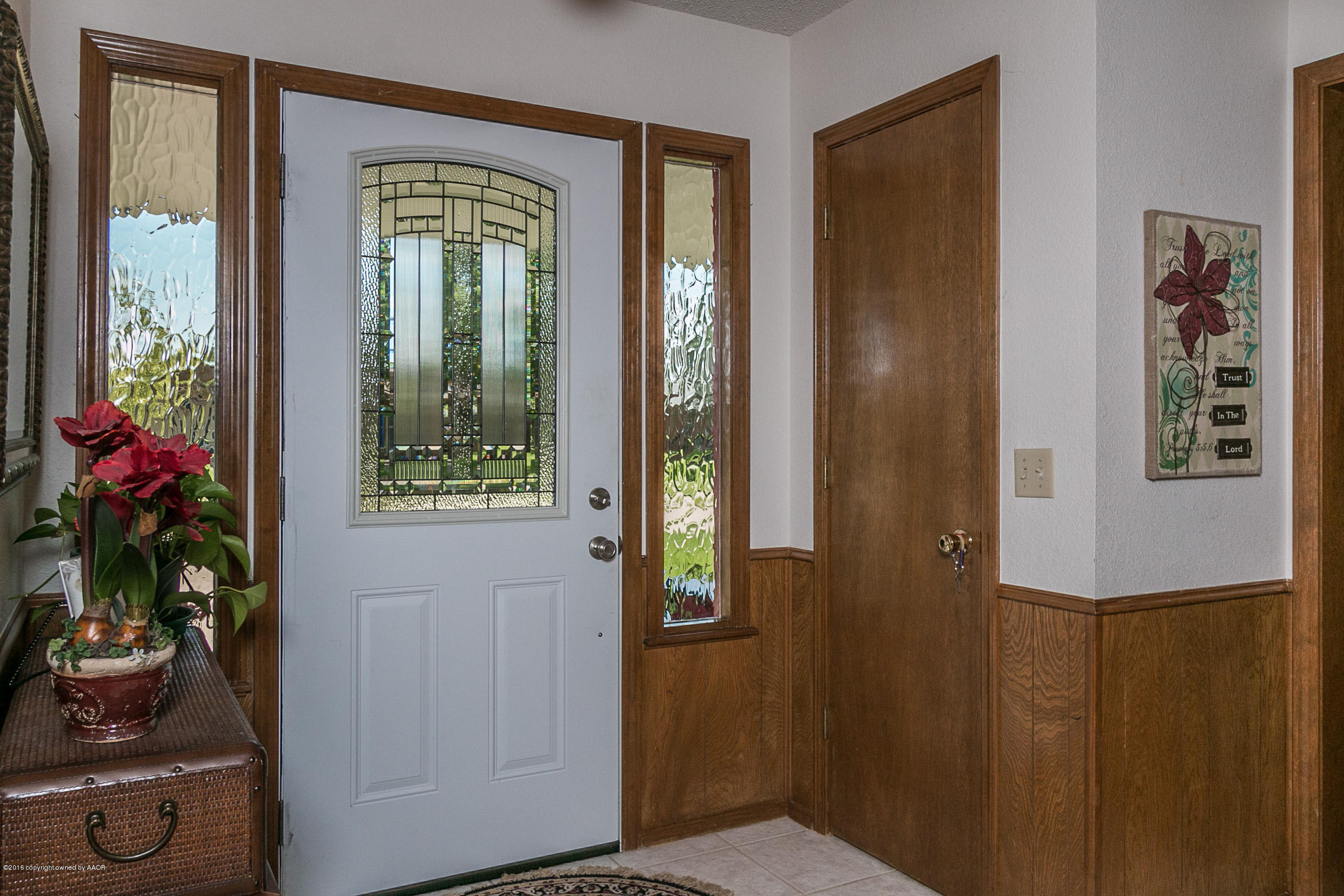 6802 Rochelle Lane Amarillo, TX 79109 - Photo 3 of 24 Foyer