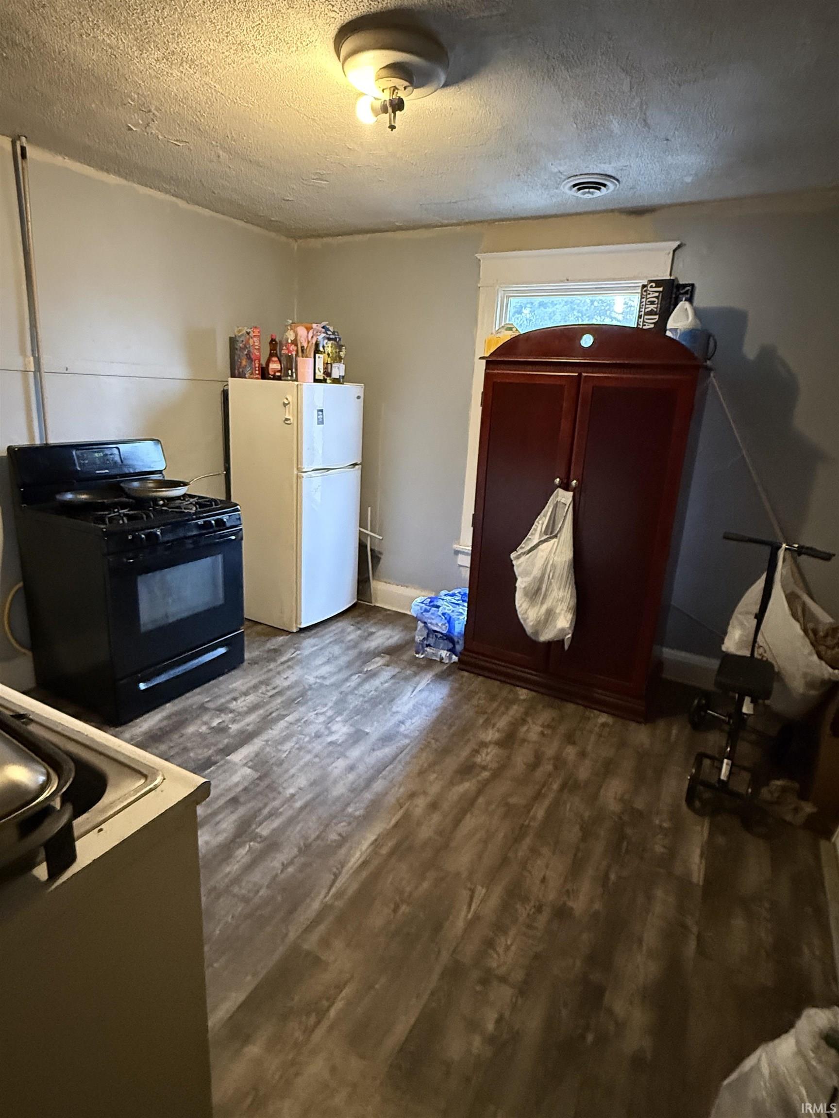101 Bond Street La Porte, IN 46350 - Photo 4 of 19