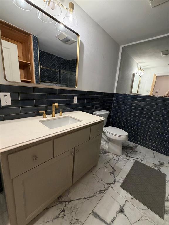 1605 South Houston Street Kaufman, TX 75142 - Photo 24 of 27 a bathroom with a sink toilet and mirror