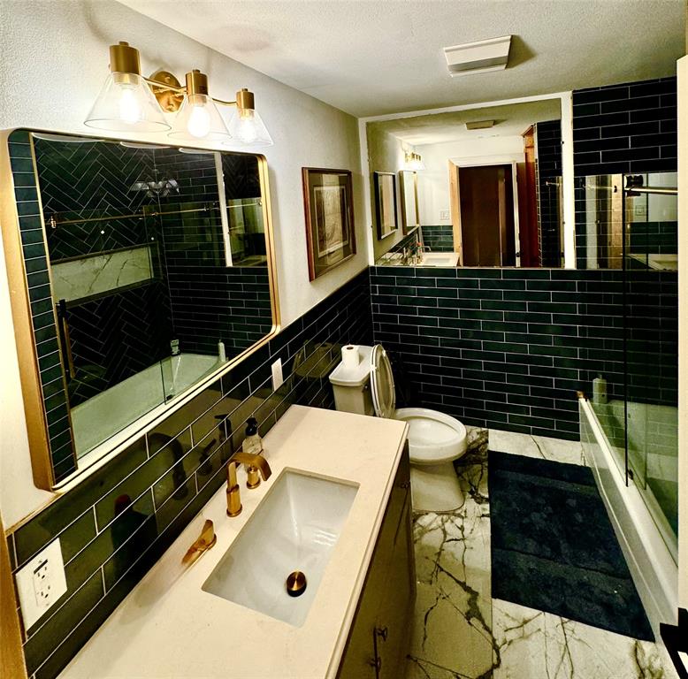 1605 South Houston Street Kaufman, TX 75142 - Photo 25 of 27 a bathroom with a sink and a shower