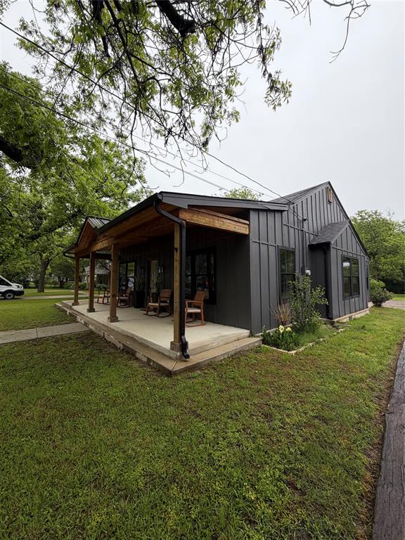 1605 South Houston Street Kaufman, TX 75142 - Photo 3 of 27 a front view of a house with a yard