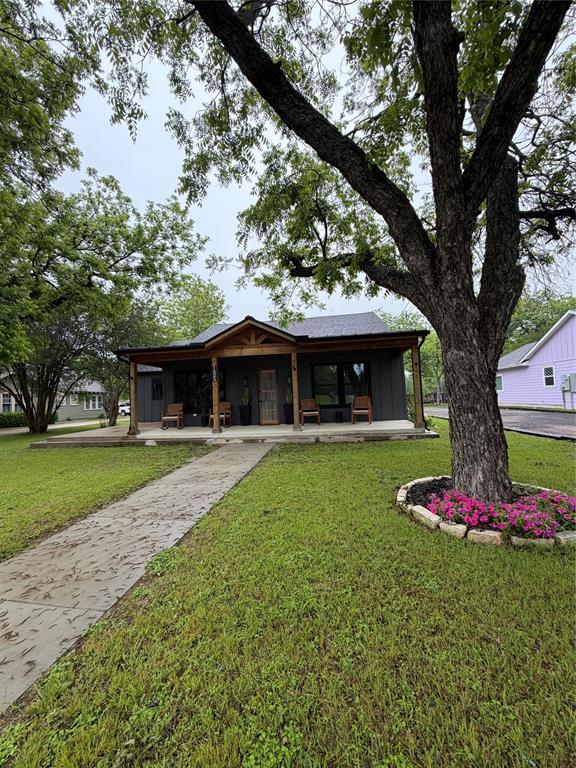 1605 South Houston Street Kaufman, TX 75142 - Photo 4 of 27 a front view of a house with a yard