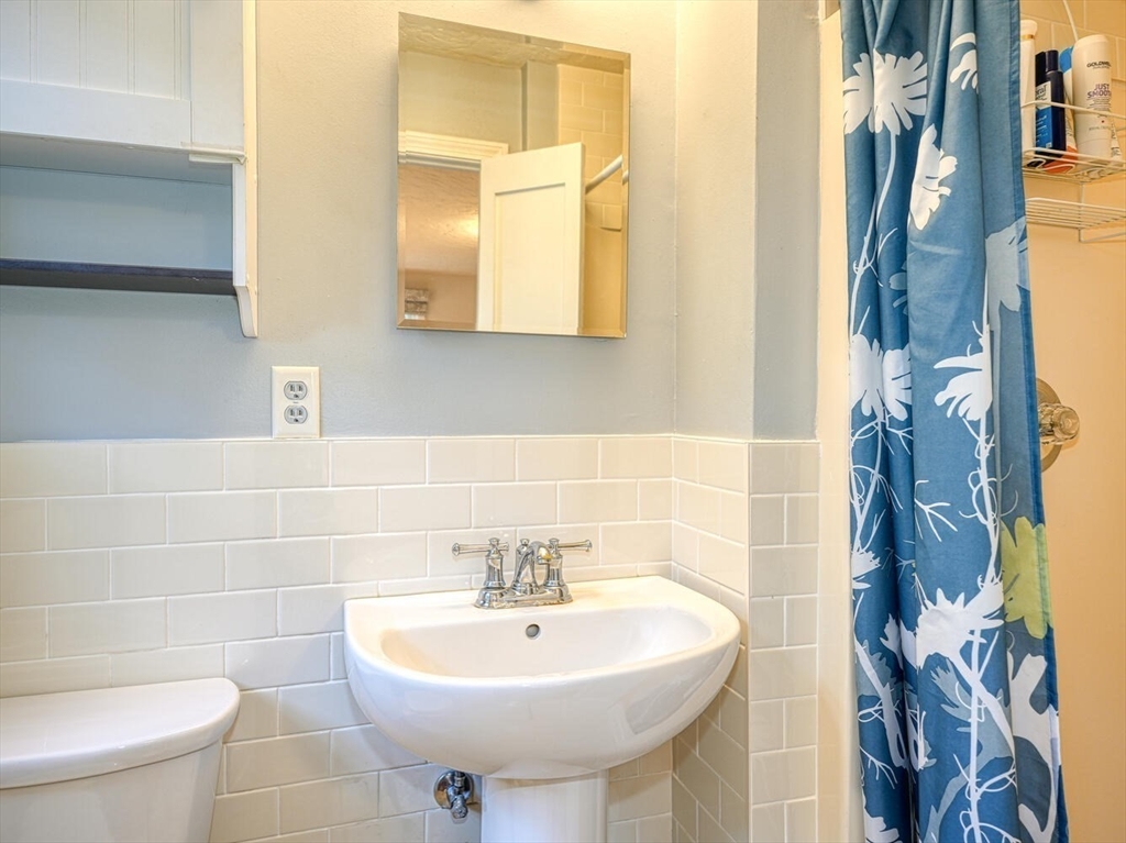 77 Colonial Road Medfield, MA 02052 - Photo 21 of 38 Gallery Image 21