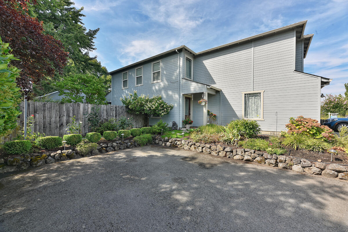 2110 Delta Waters Road Medford, OR 97504 - Photo 5 of 39 DSC_4529
