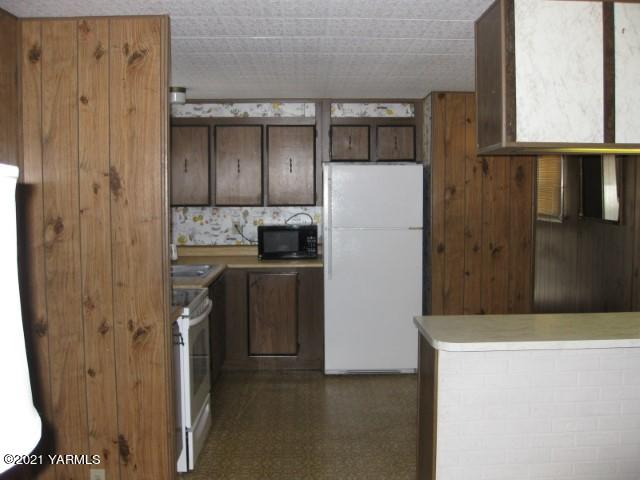 325 South 5th Street, Unit 38 Sunnyside, WA 98944 - Photo 4 of 10 a kitchen with a refrigerator and a stove