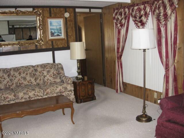 325 South 5th Street, Unit 38 Sunnyside, WA 98944 - Photo 5 of 10 a living room with a couch and a table