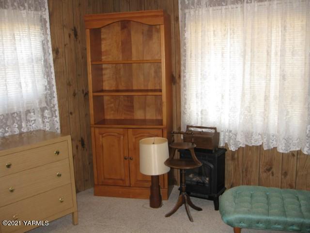 325 South 5th Street, Unit 38 Sunnyside, WA 98944 - Photo 6 of 10 a room with a chair and a table