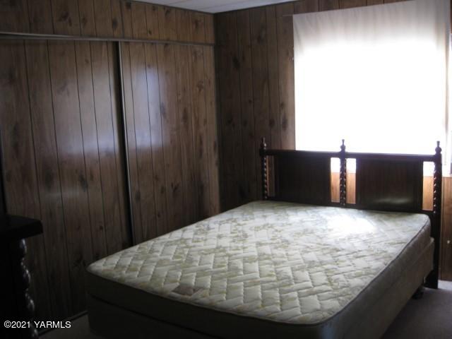 325 South 5th Street, Unit 38 Sunnyside, WA 98944 - Photo 7 of 10 a bed sitting in a spacious bathroom