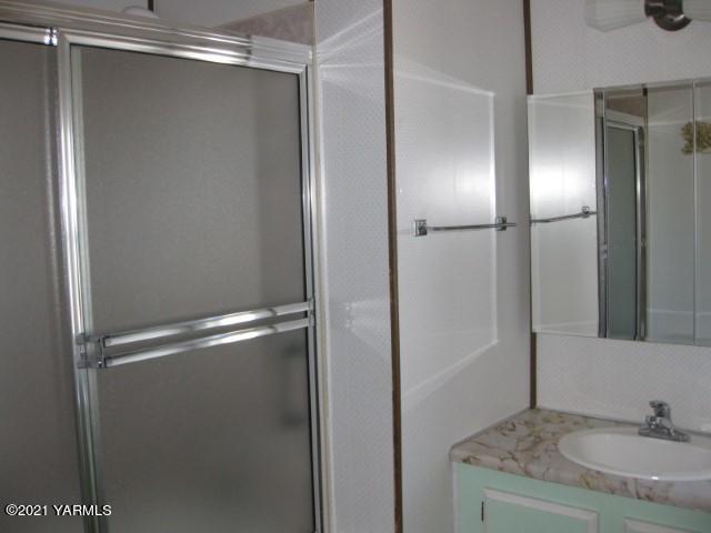 325 South 5th Street, Unit 38 Sunnyside, WA 98944 - Photo 9 of 10 a bathroom with a granite countertop shower and a sink