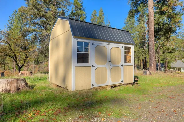 a view of a house with backyard and garden