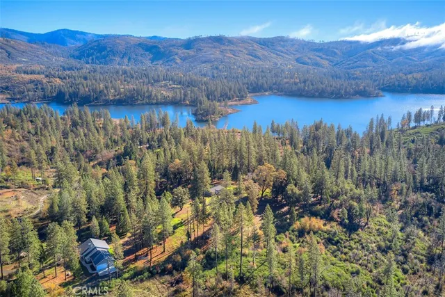 a view of a houses with a yard