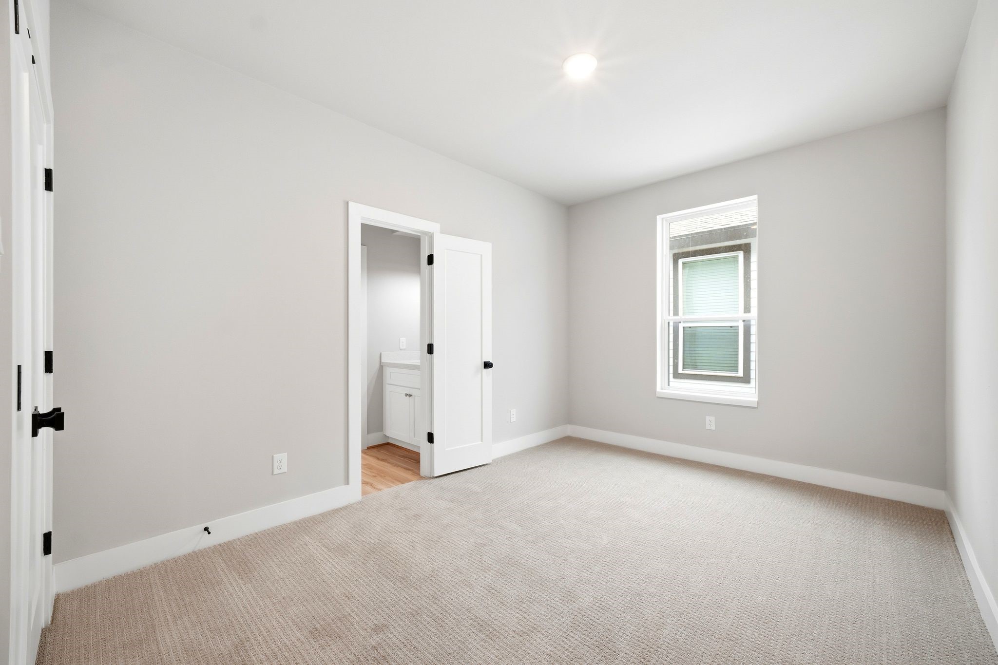 5814 Cebra Street Houston, TX 77091 - Photo 24 of 32 Secondary bedroom 1 with convenient Jack & Jill bathroom access.